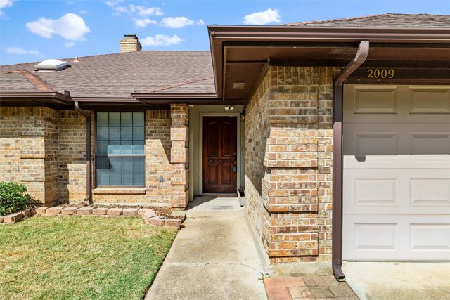 2009 Turf Club Drive, Arlington, TX 76017