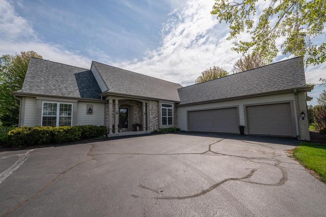 W351N5700 Westshore ROAD, Oconomowoc, WI 53066