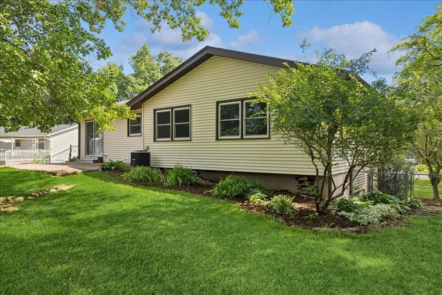 4913 Redbird Lane, Crystal Lake, IL 60012