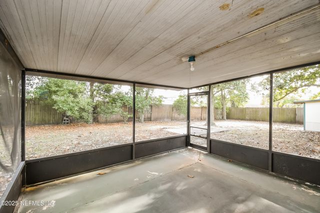 5822 JAGUAR Drive W, Jacksonville, FL 32244