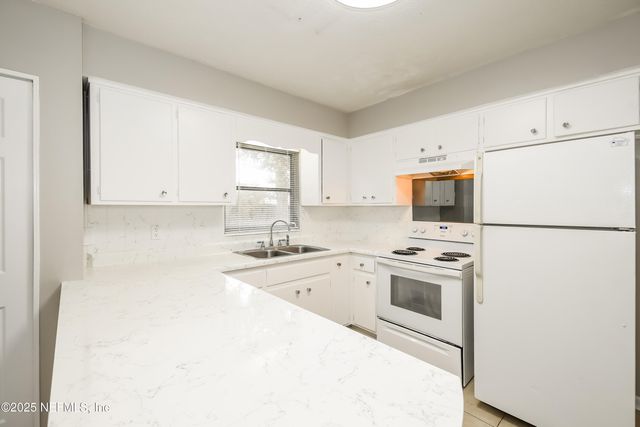 5822 JAGUAR Drive W, Jacksonville, FL 32244