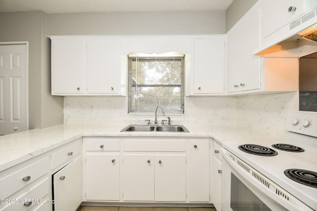 5822 JAGUAR Drive W, Jacksonville, FL 32244