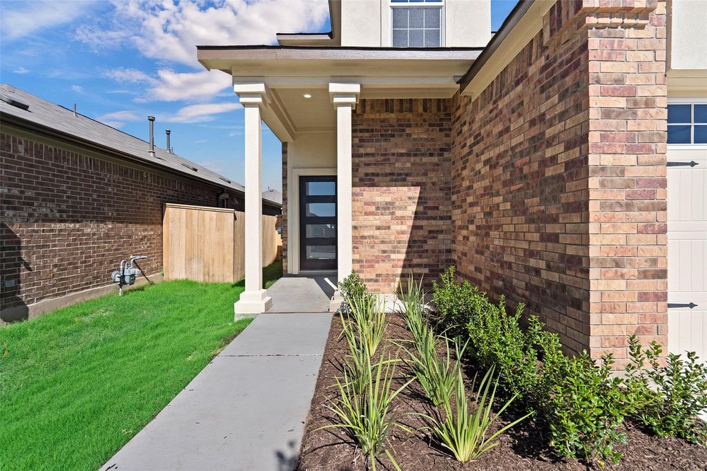105 Allegro DR, Hutto, TX 78634