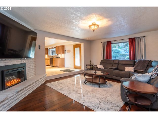 250 MOUNTAIN Dr, Roseburg, OR 97471