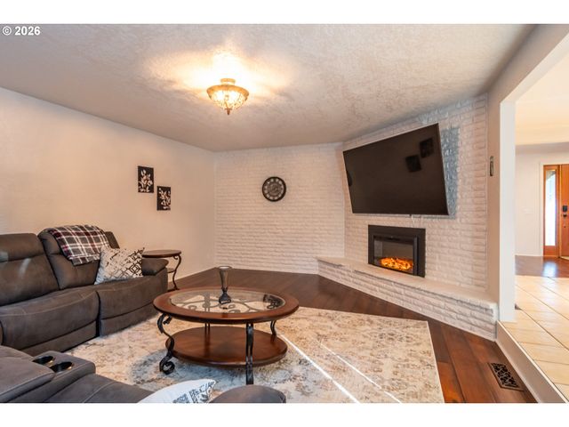 250 MOUNTAIN Dr, Roseburg, OR 97471