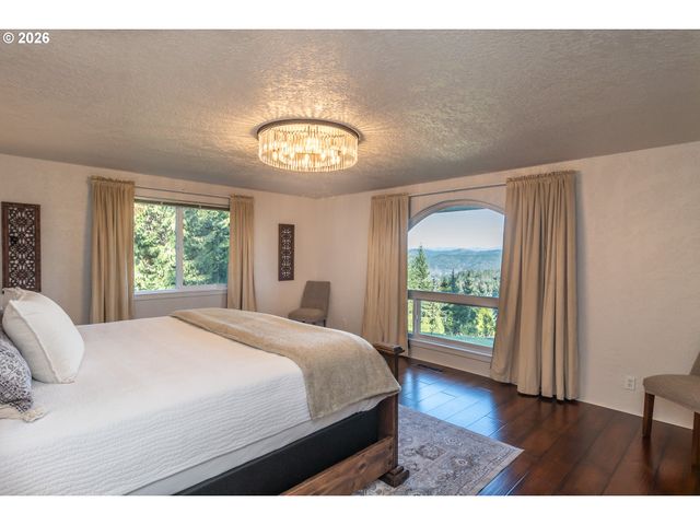 250 MOUNTAIN Dr, Roseburg, OR 97471