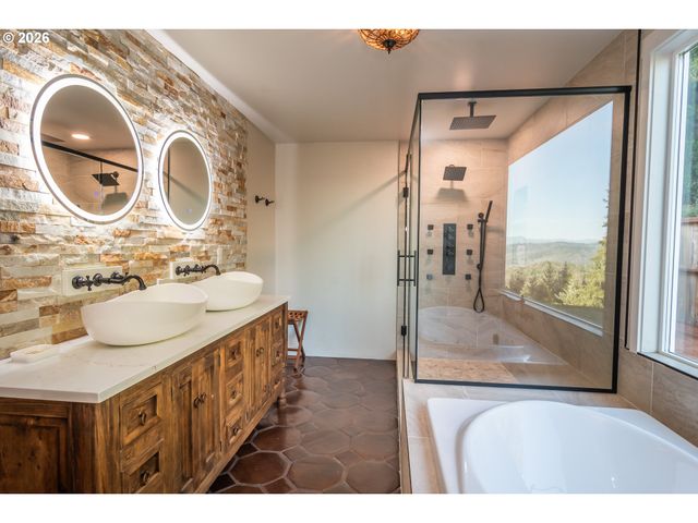 250 MOUNTAIN Dr, Roseburg, OR 97471