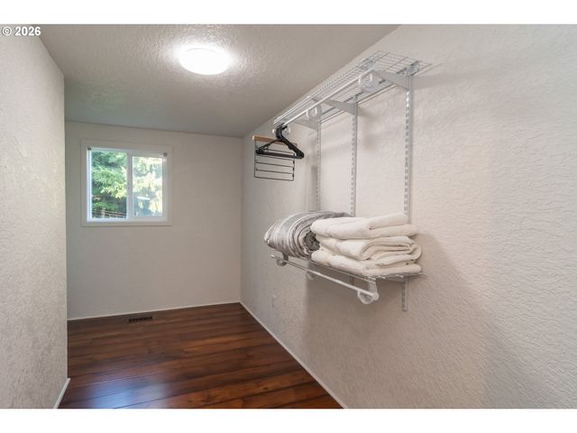 250 MOUNTAIN Dr, Roseburg, OR 97471