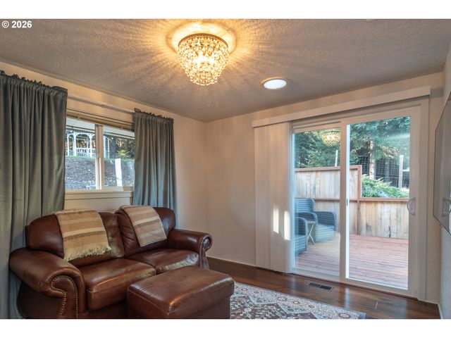 250 MOUNTAIN Dr, Roseburg, OR 97471