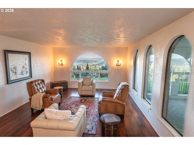 250 MOUNTAIN Dr, Roseburg, OR 97471