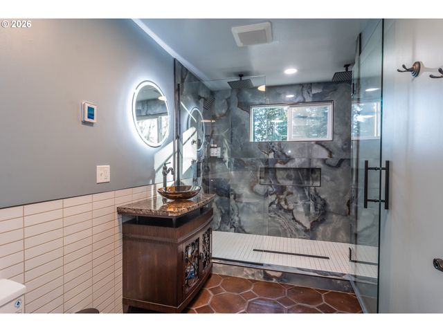 250 MOUNTAIN Dr, Roseburg, OR 97471