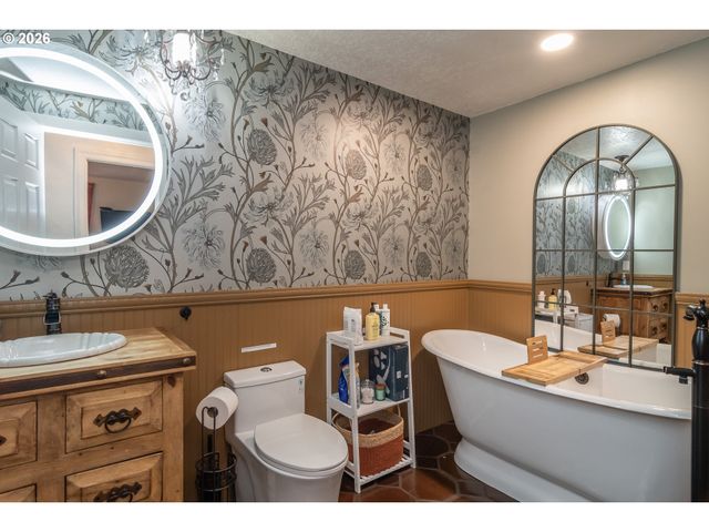 250 MOUNTAIN Dr, Roseburg, OR 97471