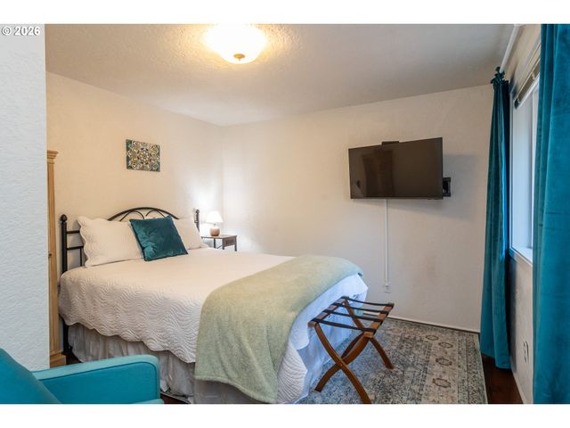 250 MOUNTAIN Dr, Roseburg, OR 97471