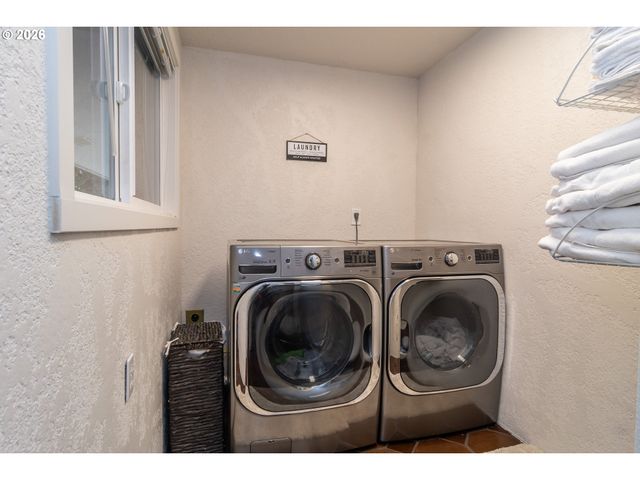 250 MOUNTAIN Dr, Roseburg, OR 97471