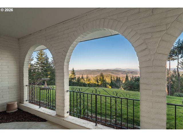 250 MOUNTAIN Dr, Roseburg, OR 97471