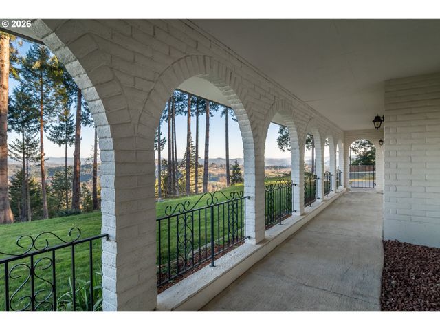 250 MOUNTAIN Dr, Roseburg, OR 97471