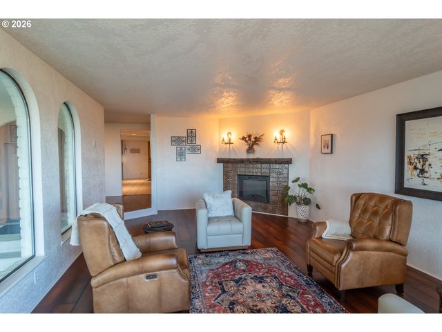 250 MOUNTAIN Dr, Roseburg, OR 97471