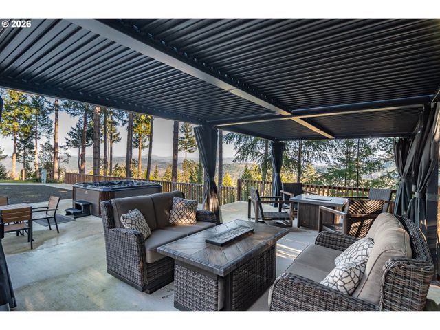 250 MOUNTAIN Dr, Roseburg, OR 97471