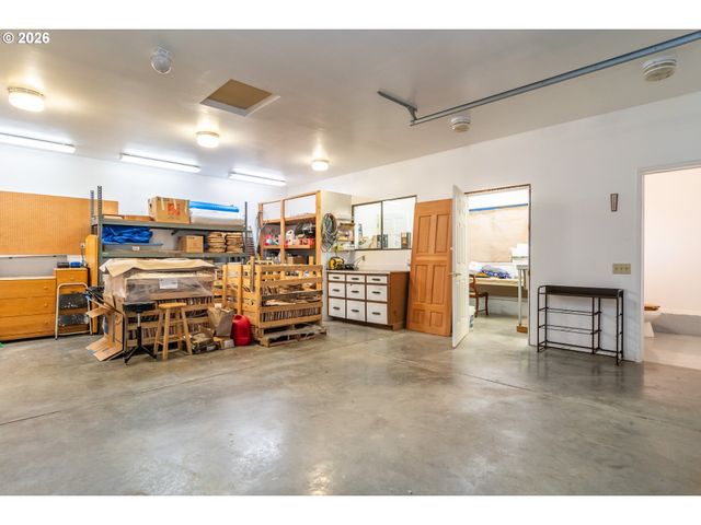 250 MOUNTAIN Dr, Roseburg, OR 97471