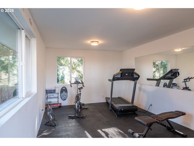 250 MOUNTAIN Dr, Roseburg, OR 97471