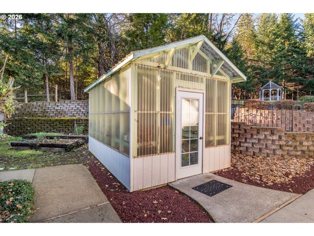 250 MOUNTAIN Dr, Roseburg, OR 97471