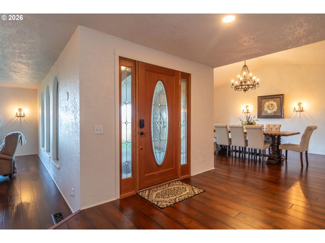 250 MOUNTAIN Dr, Roseburg, OR 97471