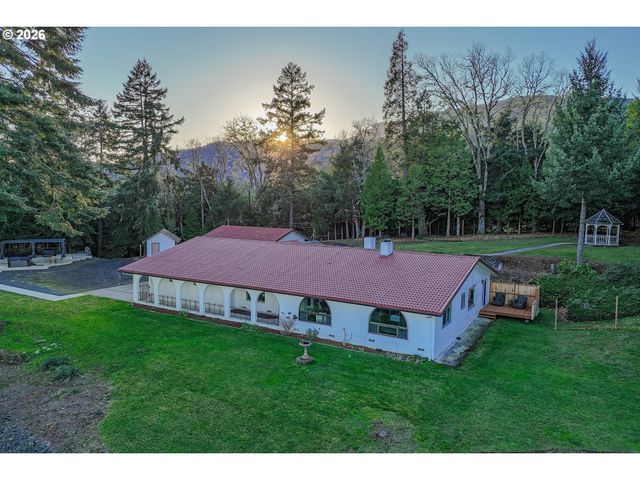 250 MOUNTAIN Dr, Roseburg, OR 97471