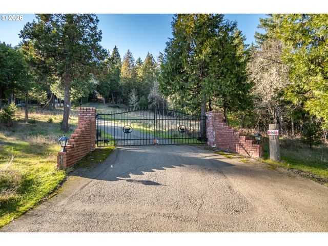 250 MOUNTAIN Dr, Roseburg, OR 97471