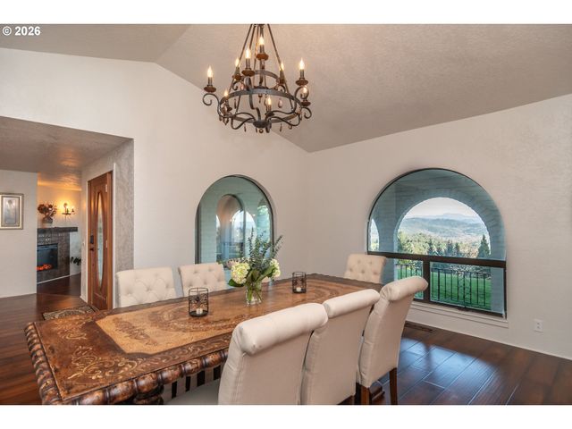 250 MOUNTAIN Dr, Roseburg, OR 97471