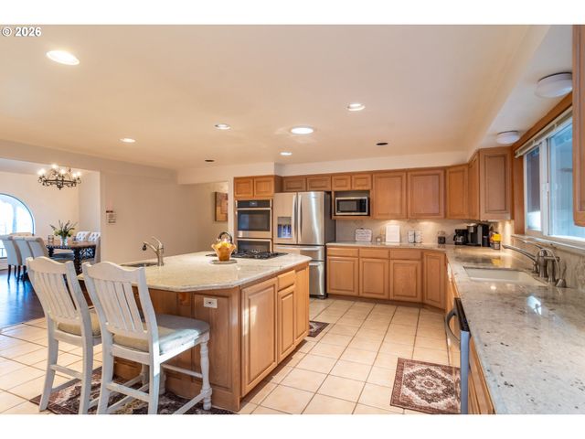 250 MOUNTAIN Dr, Roseburg, OR 97471