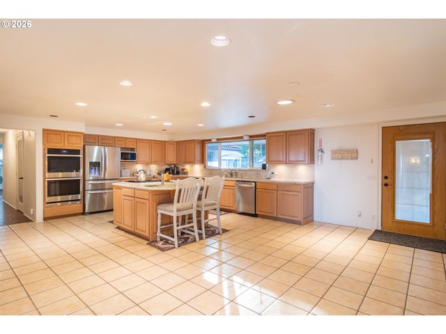 250 MOUNTAIN Dr, Roseburg, OR 97471