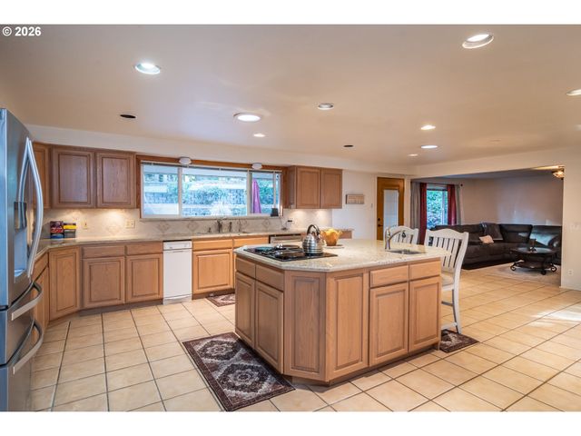 250 MOUNTAIN Dr, Roseburg, OR 97471