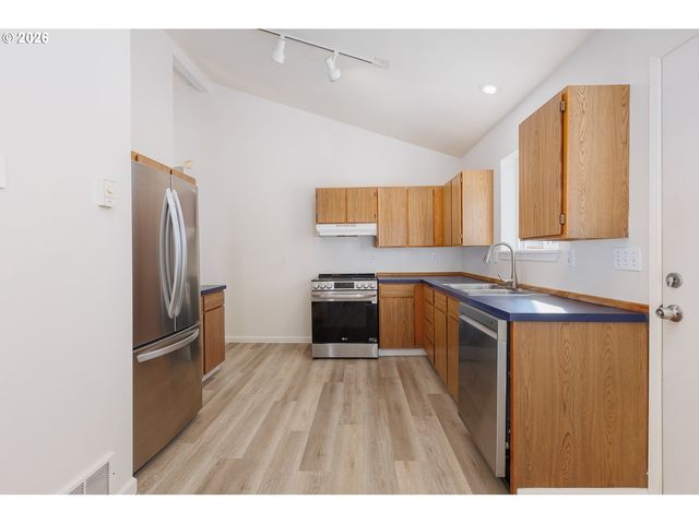 105 Nw OCEANIA Dr, Waldport, OR 97394