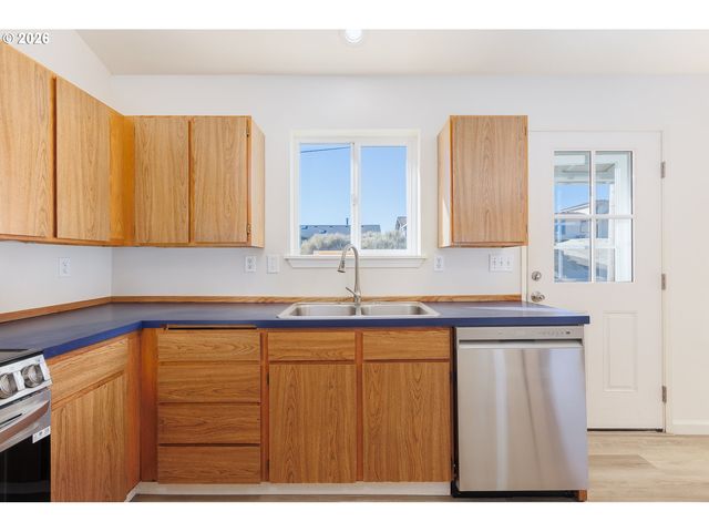 105 Nw OCEANIA Dr, Waldport, OR 97394