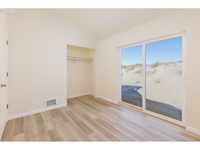 105 Nw OCEANIA Dr, Waldport, OR 97394