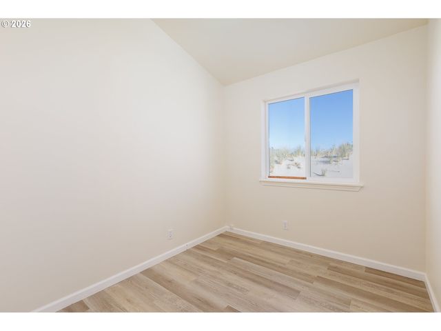 105 Nw OCEANIA Dr, Waldport, OR 97394