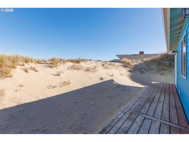 105 Nw OCEANIA Dr, Waldport, OR 97394
