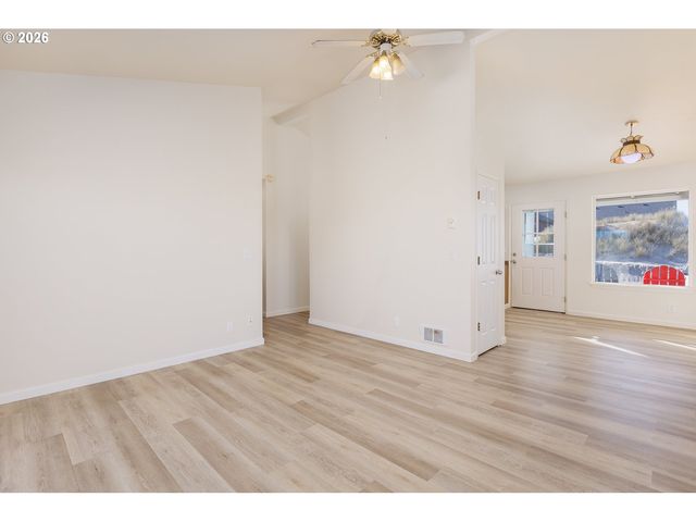 105 Nw OCEANIA Dr, Waldport, OR 97394