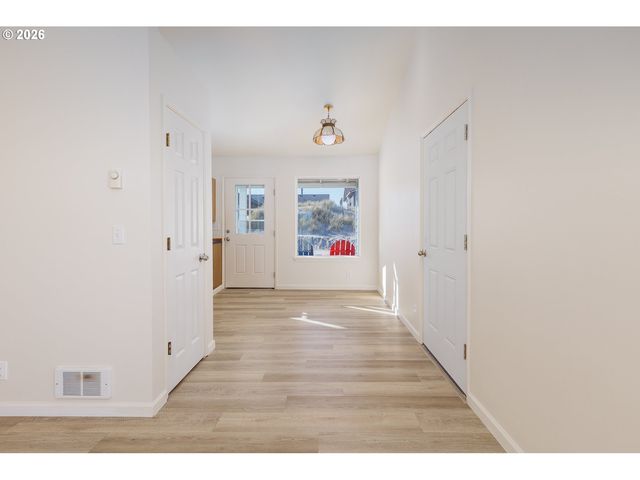 105 Nw OCEANIA Dr, Waldport, OR 97394