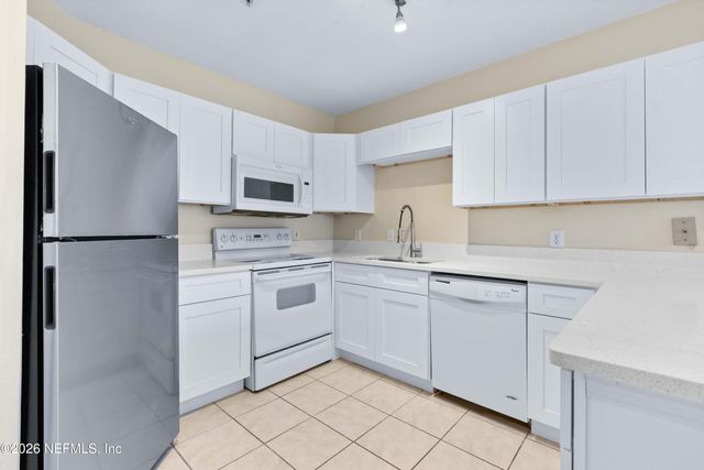 1701 THE GREENS Way 1821, Jacksonville Beach, FL 32250