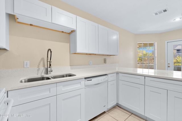 1701 THE GREENS Way 1821, Jacksonville Beach, FL 32250