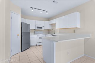 1701 THE GREENS Way 1821, Jacksonville Beach, FL 32250