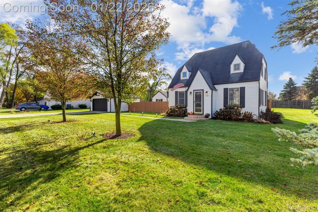 6740 Barabeau Drive, Troy, MI 48085