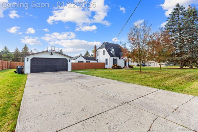 6740 Barabeau Drive, Troy, MI 48085