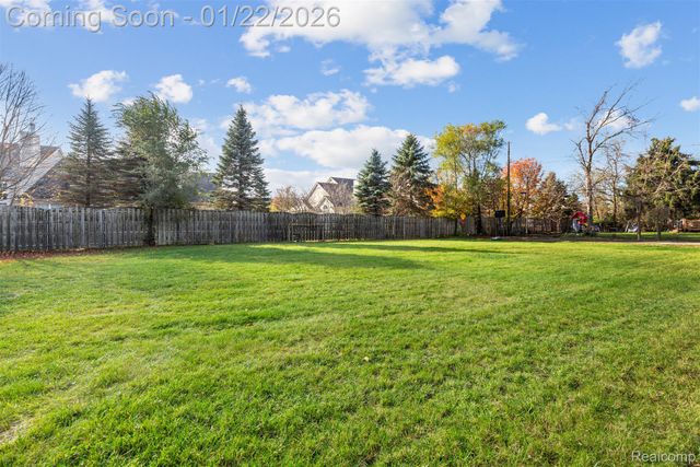 6740 Barabeau Drive, Troy, MI 48085