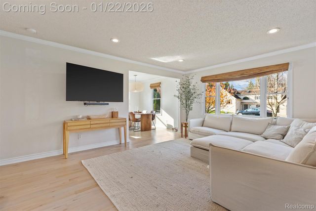 6740 Barabeau Drive, Troy, MI 48085