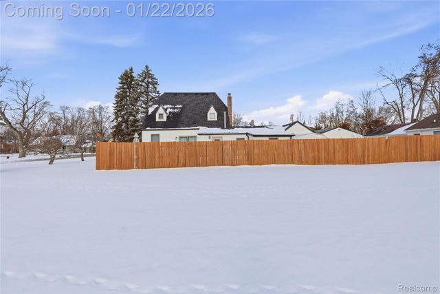 6740 Barabeau Drive, Troy, MI 48085