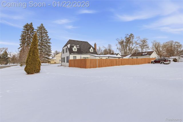 6740 Barabeau Drive, Troy, MI 48085