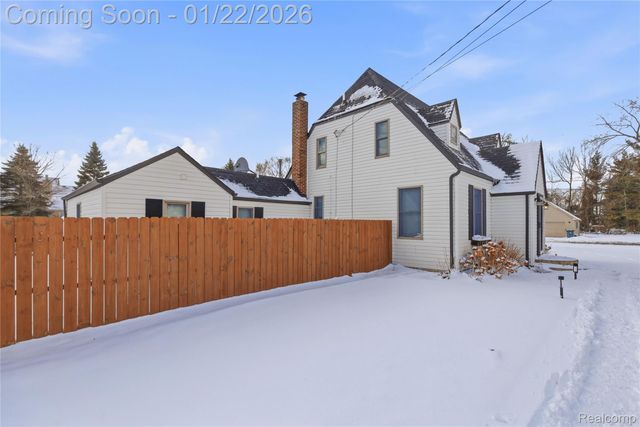 6740 Barabeau Drive, Troy, MI 48085