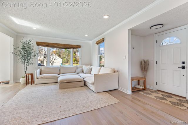 6740 Barabeau Drive, Troy, MI 48085